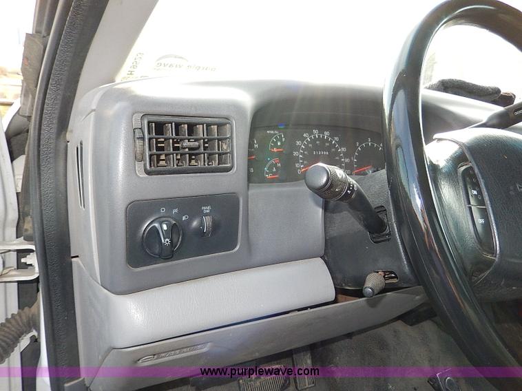 image for item H9523 1999 Ford F350 Super Duty flatbed truck