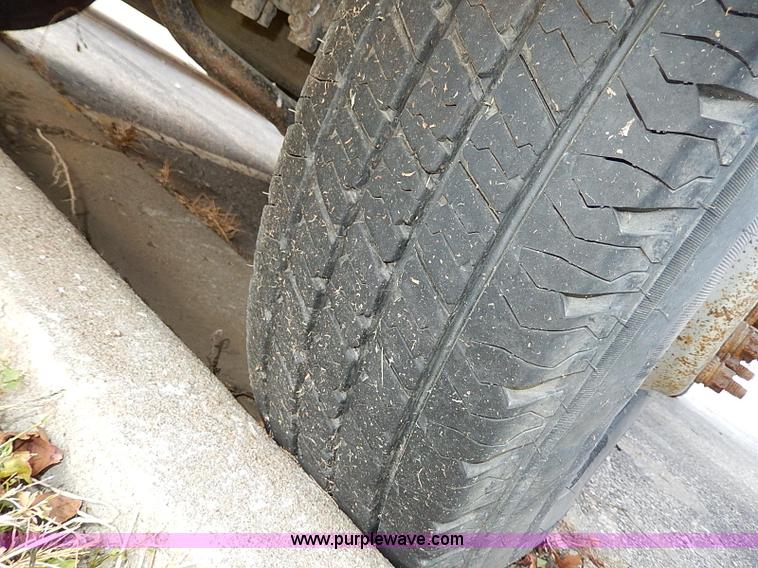 image for item H9523 1999 Ford F350 Super Duty flatbed truck