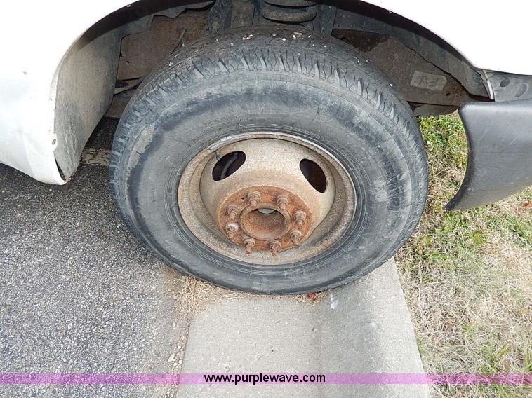 image for item H9523 1999 Ford F350 Super Duty flatbed truck