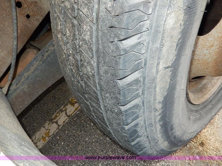 image for item H9523 1999 Ford F350 Super Duty flatbed truck