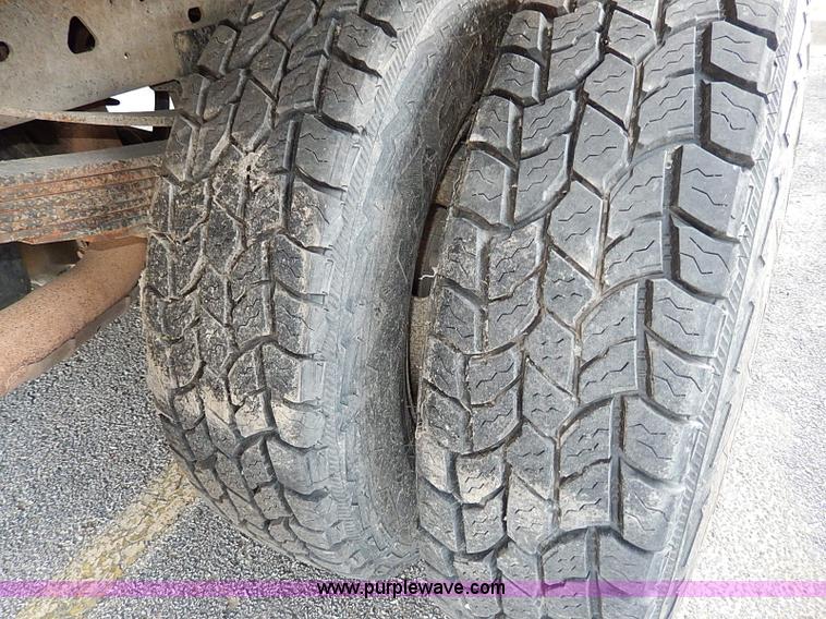 image for item H9523 1999 Ford F350 Super Duty flatbed truck