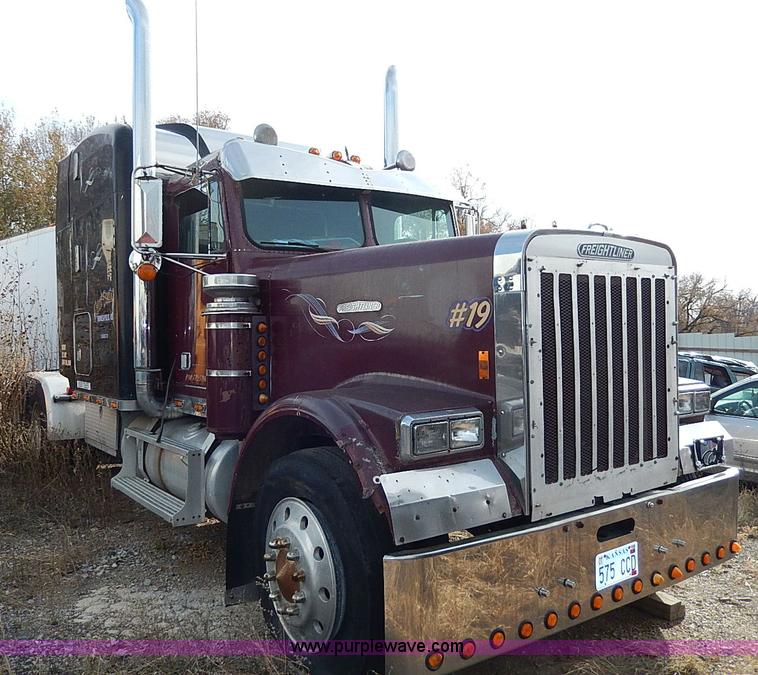 image for item H9538 1985 Freightliner FLC-64T semi truck