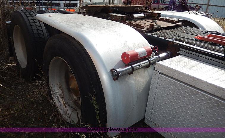 image for item H9538 1985 Freightliner FLC-64T semi truck