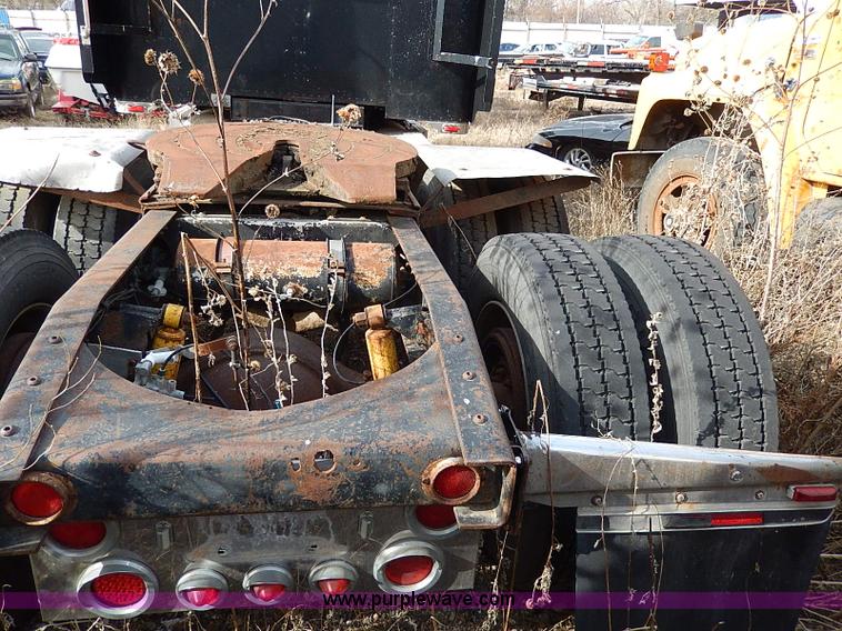 image for item H9538 1985 Freightliner FLC-64T semi truck