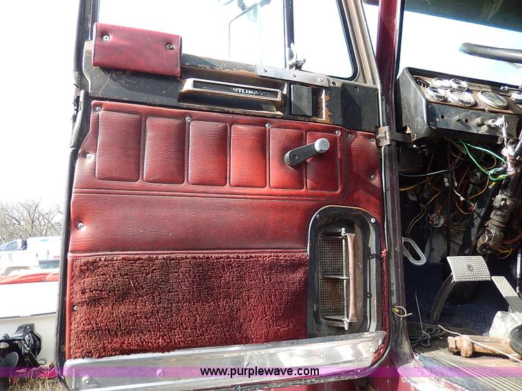 image for item H9538 1985 Freightliner FLC-64T semi truck