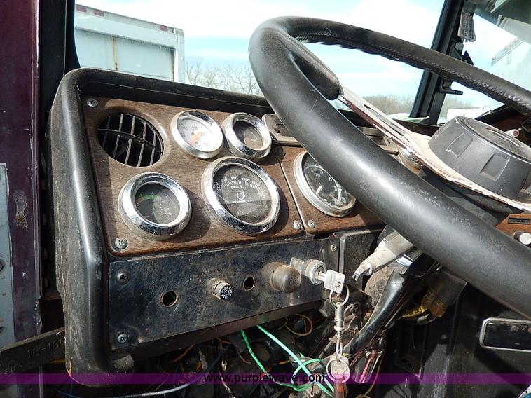 image for item H9538 1985 Freightliner FLC-64T semi truck