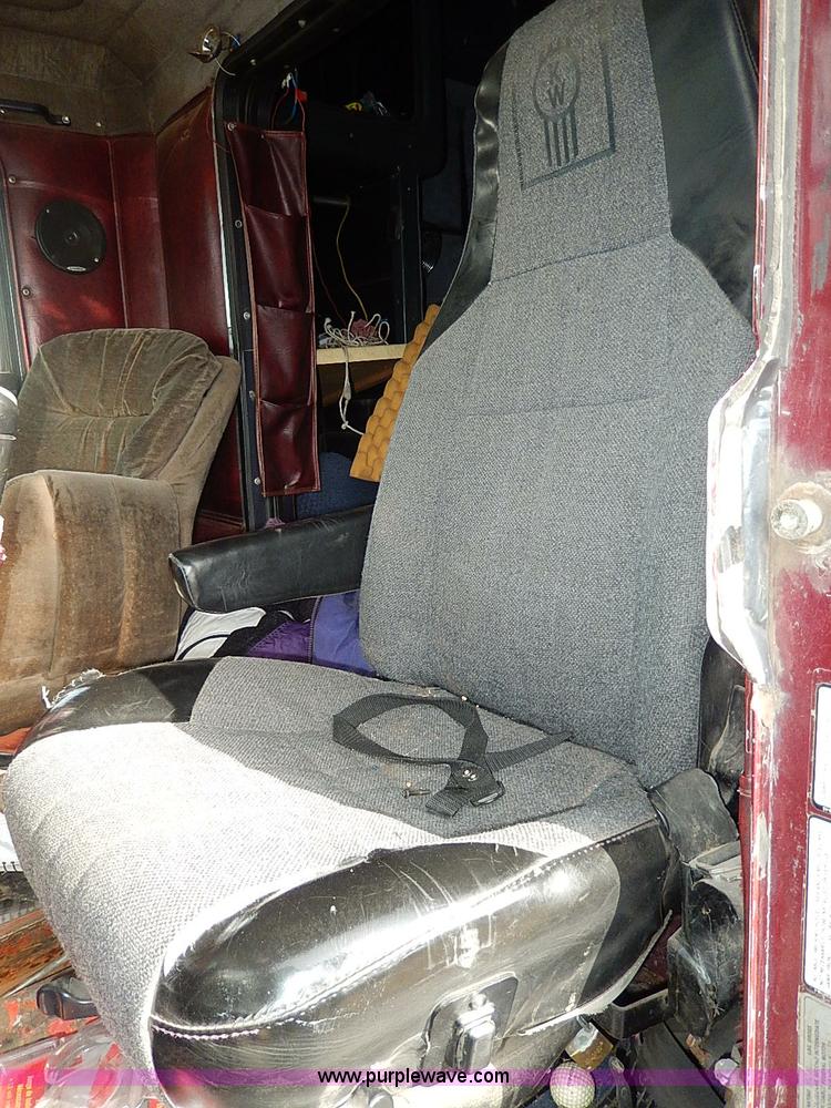 image for item H9538 1985 Freightliner FLC-64T semi truck