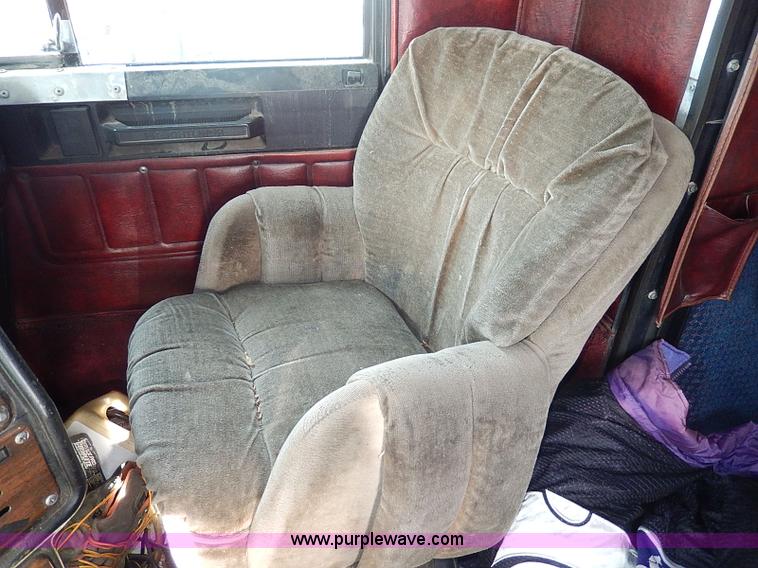 image for item H9538 1985 Freightliner FLC-64T semi truck