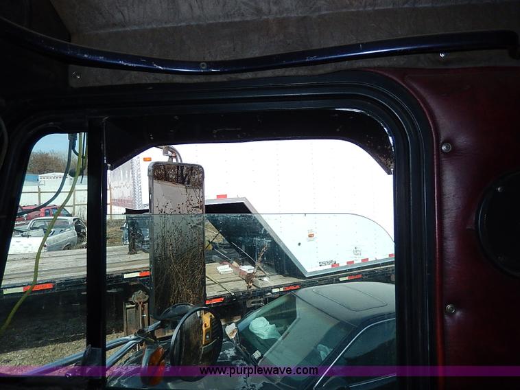 image for item H9538 1985 Freightliner FLC-64T semi truck