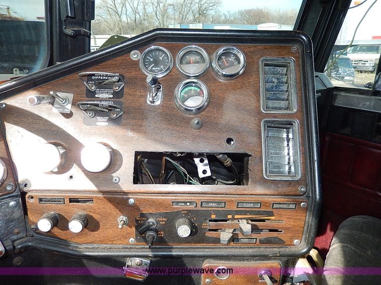 image for item H9538 1985 Freightliner FLC-64T semi truck