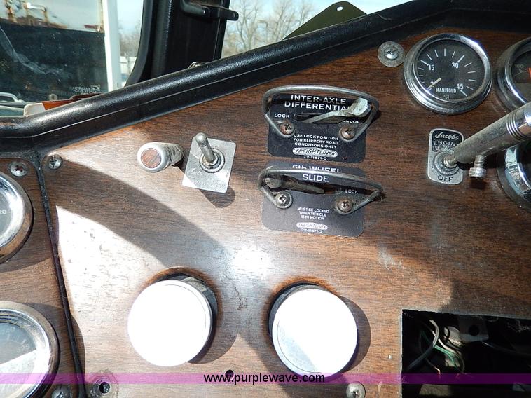 image for item H9538 1985 Freightliner FLC-64T semi truck