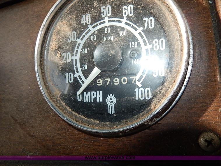 image for item H9538 1985 Freightliner FLC-64T semi truck