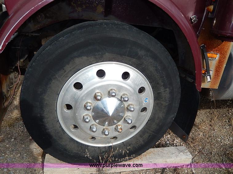 image for item H9538 1985 Freightliner FLC-64T semi truck