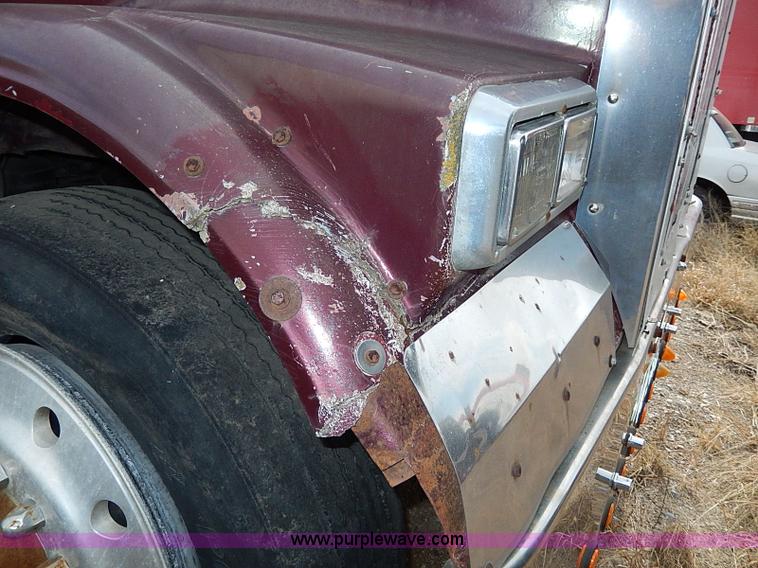 image for item H9538 1985 Freightliner FLC-64T semi truck