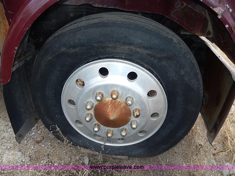 image for item H9538 1985 Freightliner FLC-64T semi truck