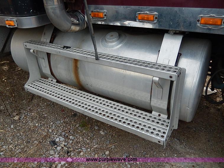 image for item H9538 1985 Freightliner FLC-64T semi truck