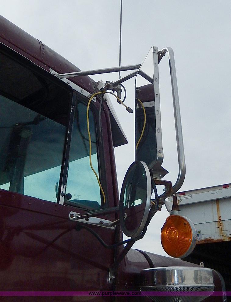 image for item H9538 1985 Freightliner FLC-64T semi truck