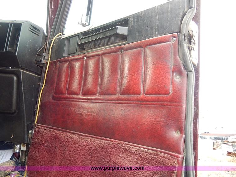 image for item H9538 1985 Freightliner FLC-64T semi truck