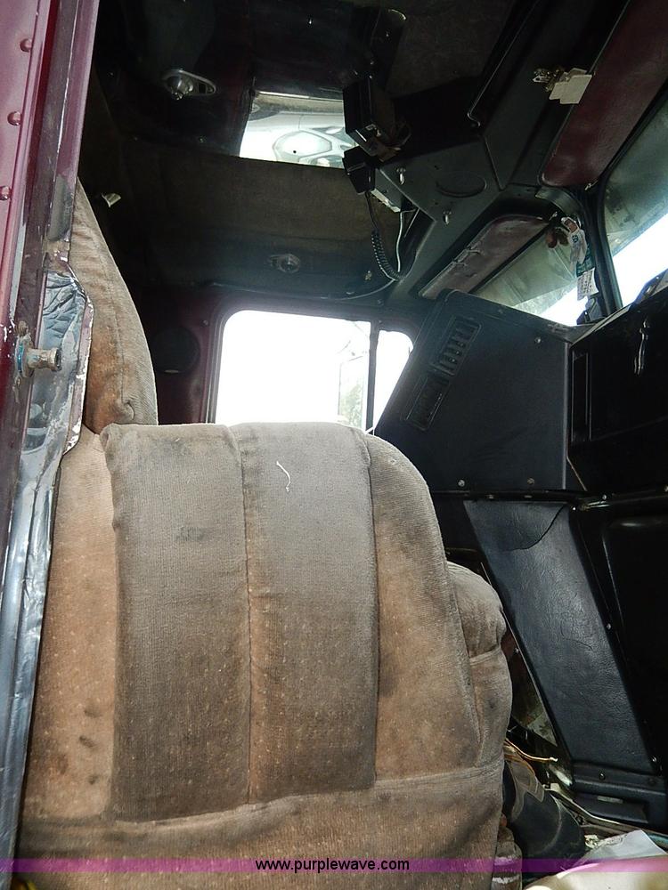 image for item H9538 1985 Freightliner FLC-64T semi truck