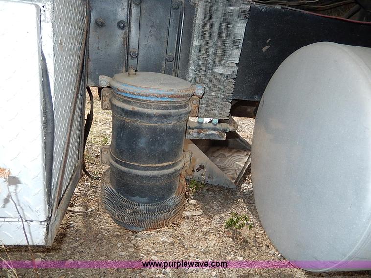 image for item H9538 1985 Freightliner FLC-64T semi truck