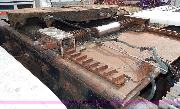 image for item H9538 1985 Freightliner FLC-64T semi truck