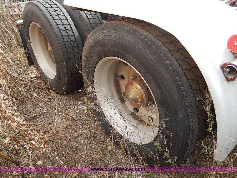 image for item H9538 1985 Freightliner FLC-64T semi truck