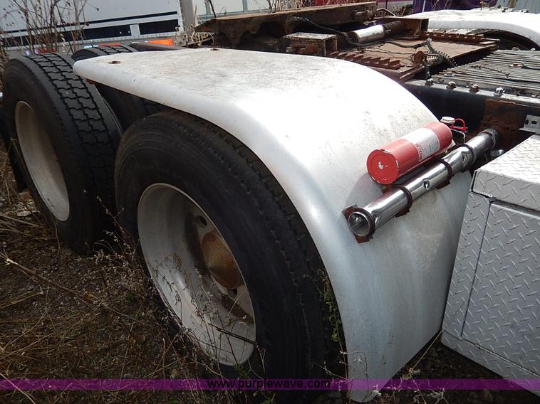 image for item H9538 1985 Freightliner FLC-64T semi truck