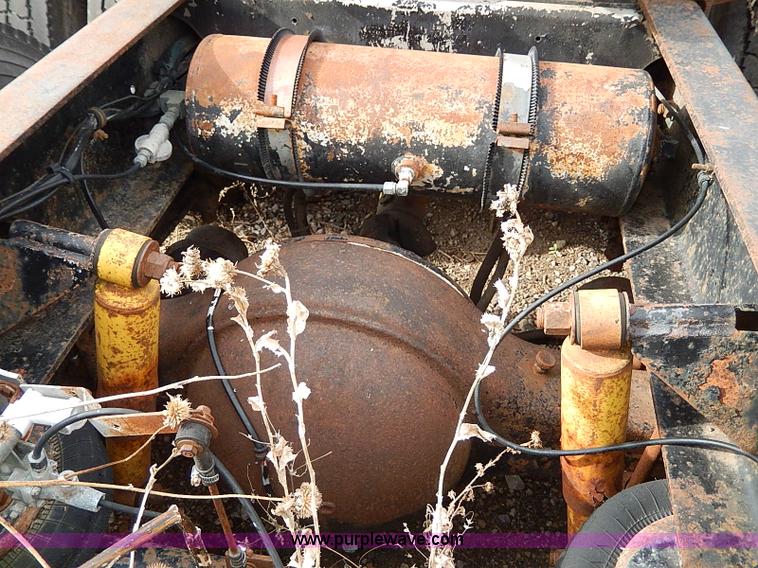 image for item H9538 1985 Freightliner FLC-64T semi truck