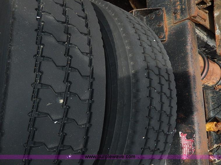 image for item H9538 1985 Freightliner FLC-64T semi truck