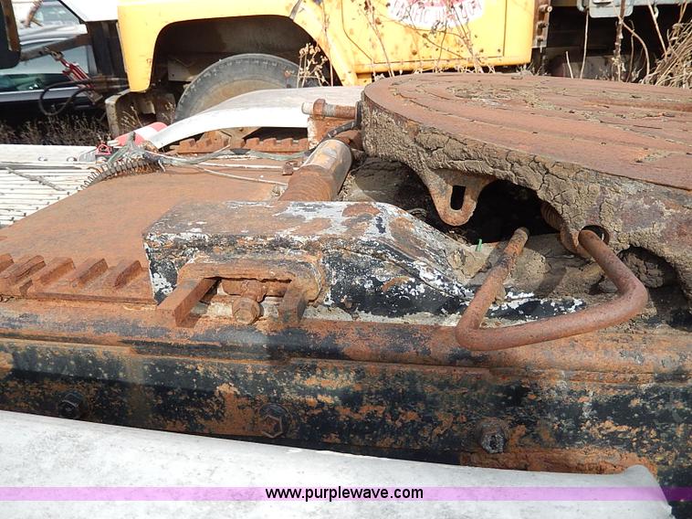 image for item H9538 1985 Freightliner FLC-64T semi truck