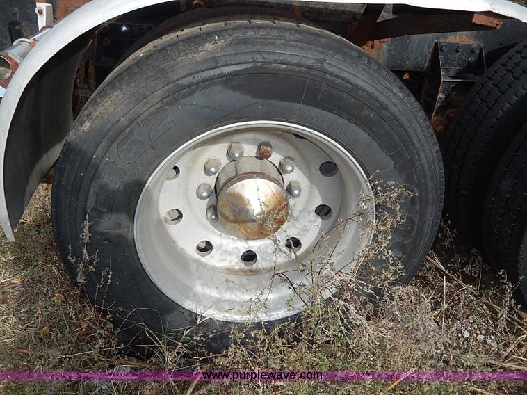 image for item H9538 1985 Freightliner FLC-64T semi truck