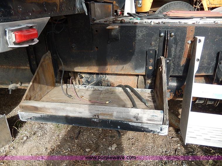 image for item H9538 1985 Freightliner FLC-64T semi truck