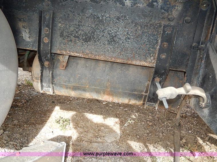 image for item H9538 1985 Freightliner FLC-64T semi truck