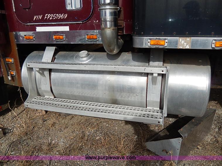 image for item H9538 1985 Freightliner FLC-64T semi truck