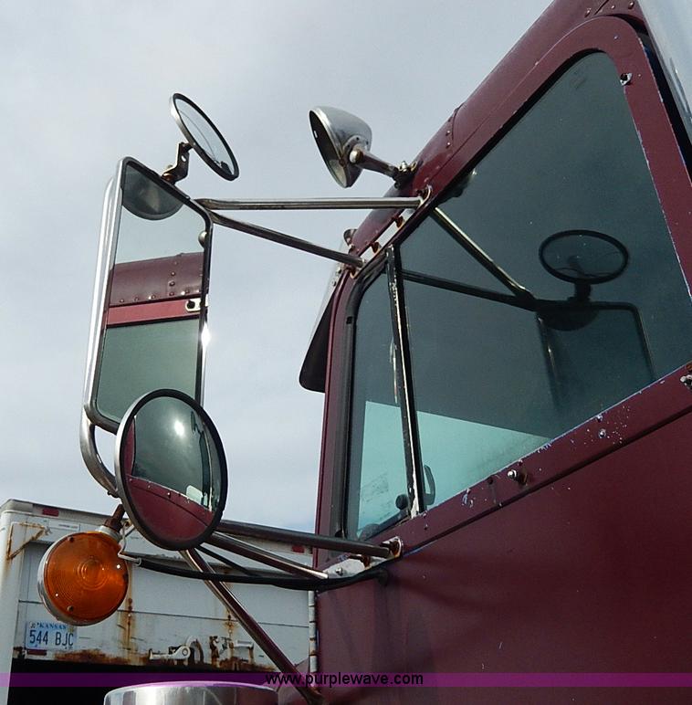 image for item H9538 1985 Freightliner FLC-64T semi truck