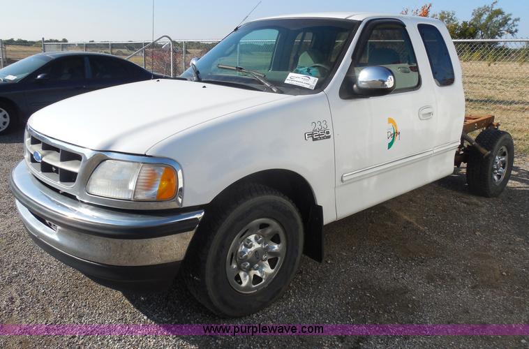 image for item I1303 1997 Ford F250 HD XLT SuperCab pickup truck cab and chassis