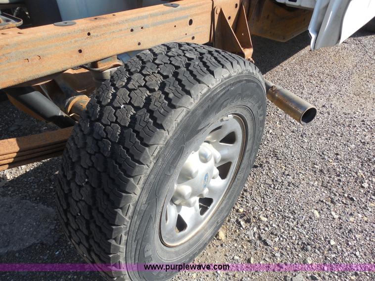 image for item I1303 1997 Ford F250 HD XLT SuperCab pickup truck cab and chassis