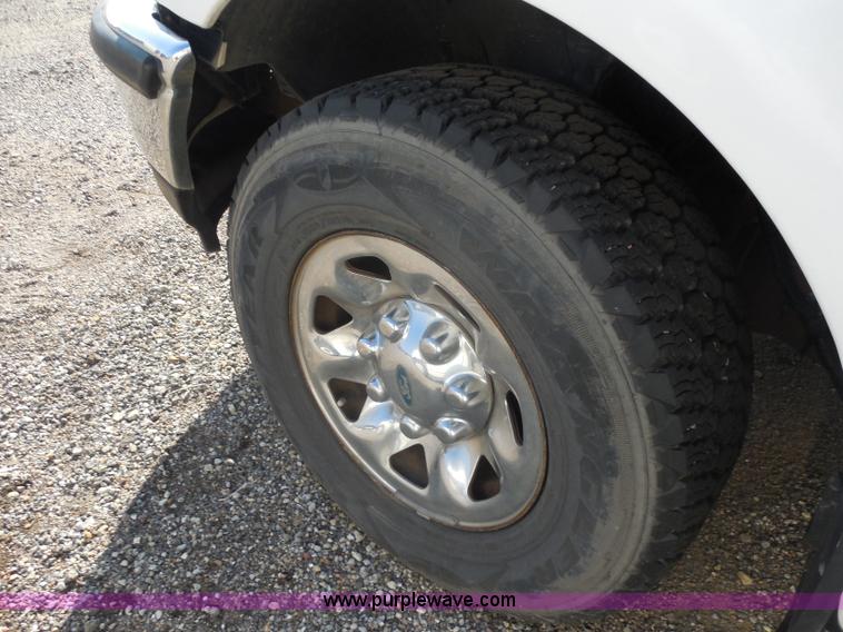 image for item I1303 1997 Ford F250 HD XLT SuperCab pickup truck cab and chassis