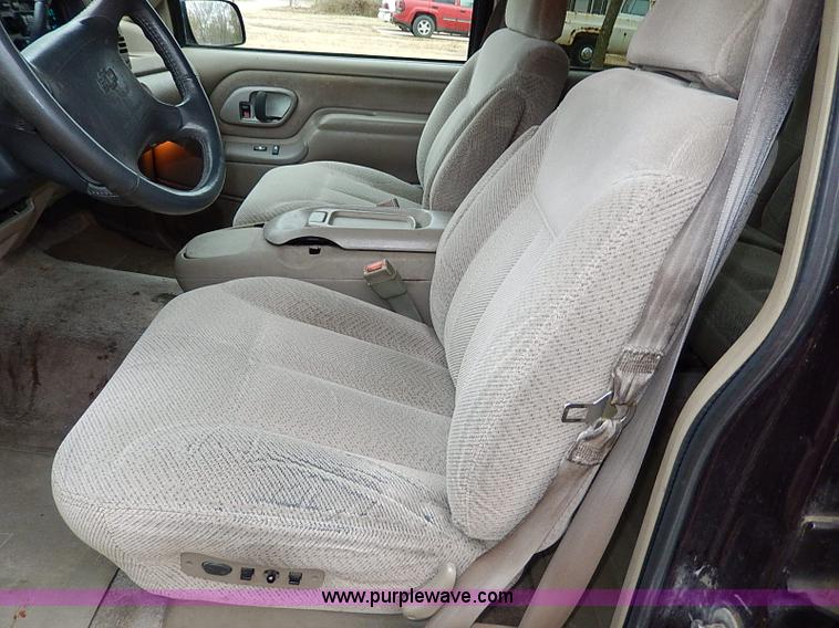 image for item I9444 1996 Chevrolet Suburban 1500 SUV