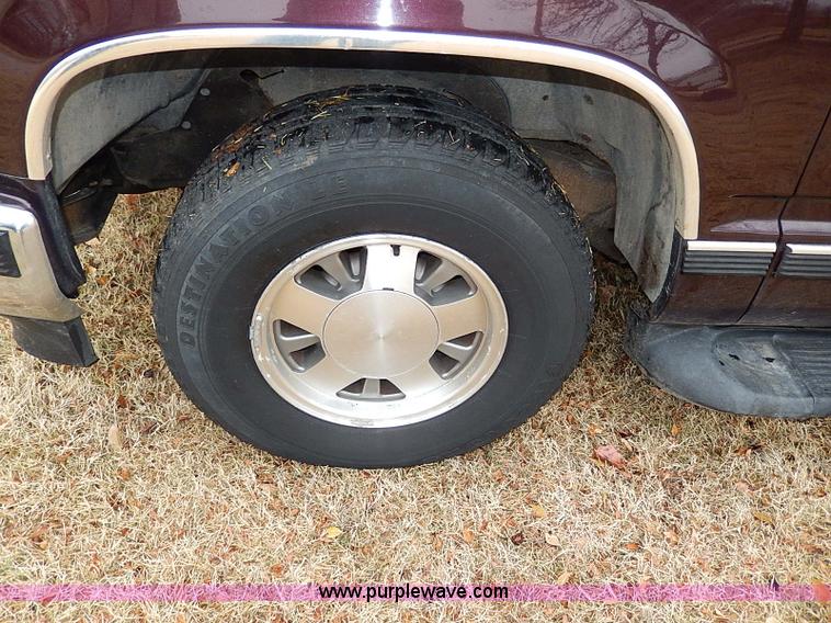 image for item I9444 1996 Chevrolet Suburban 1500 SUV