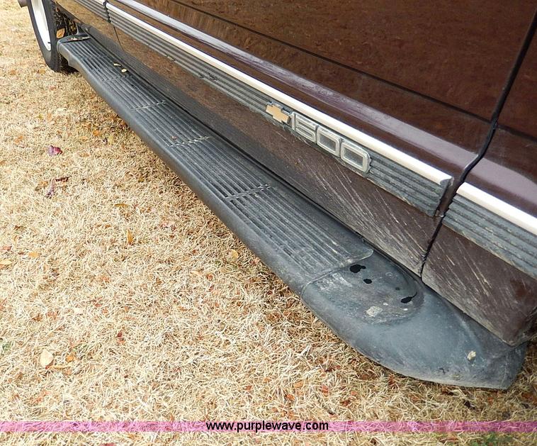 image for item I9444 1996 Chevrolet Suburban 1500 SUV