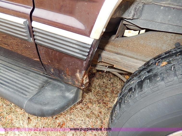 image for item I9444 1996 Chevrolet Suburban 1500 SUV