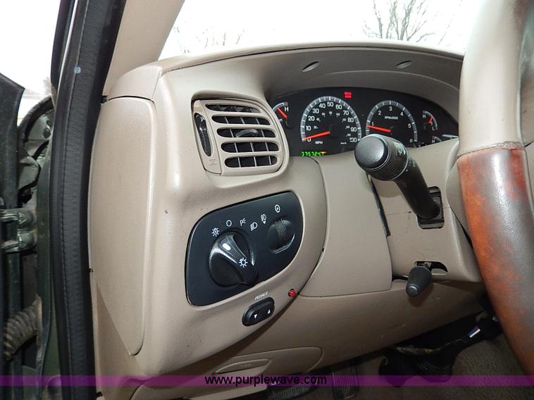 image for item I9445 2001 Ford F150 King Ranch pickup truck