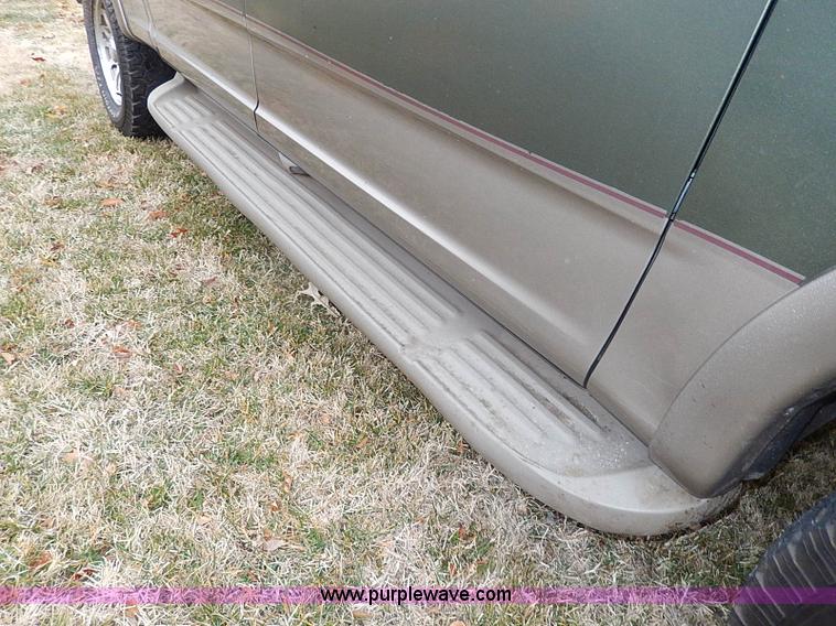 image for item I9445 2001 Ford F150 King Ranch pickup truck