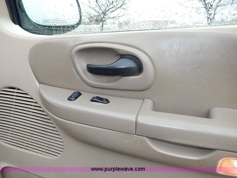 image for item I9445 2001 Ford F150 King Ranch pickup truck