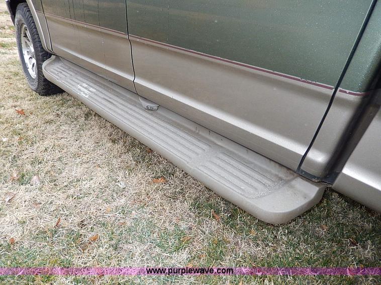 image for item I9445 2001 Ford F150 King Ranch pickup truck