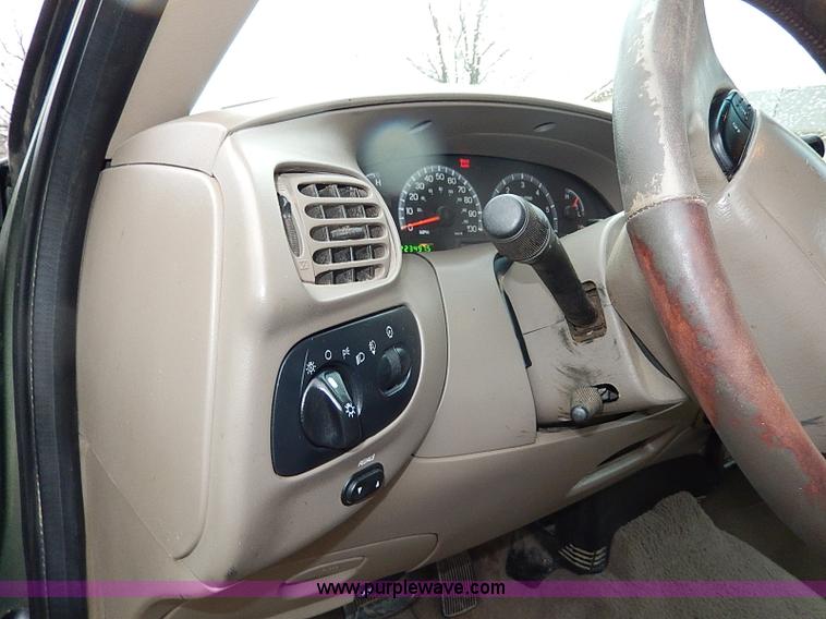 image for item I9446 2002 Ford F150 King Ranch pickup truck