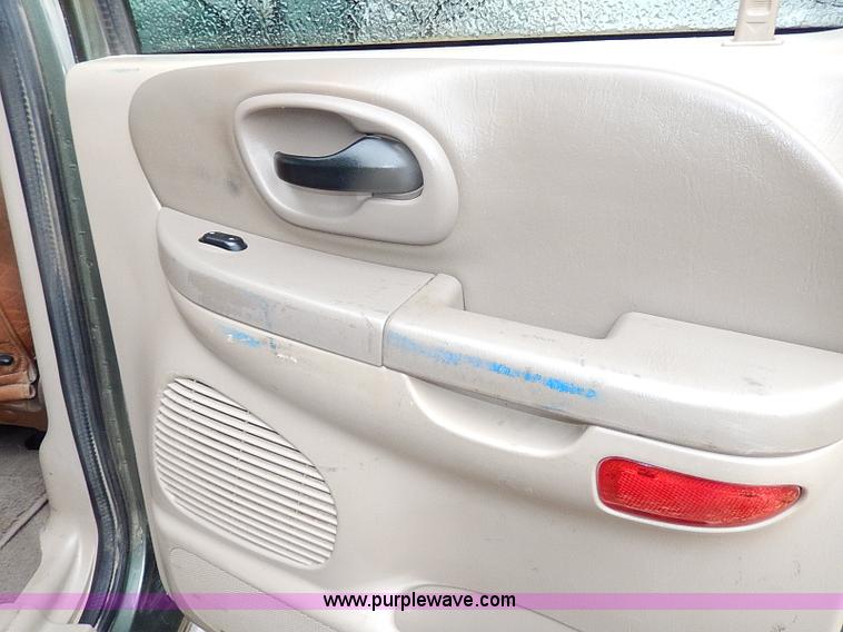 image for item I9446 2002 Ford F150 King Ranch pickup truck