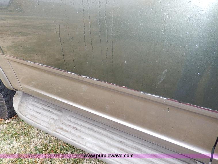 image for item I9446 2002 Ford F150 King Ranch pickup truck