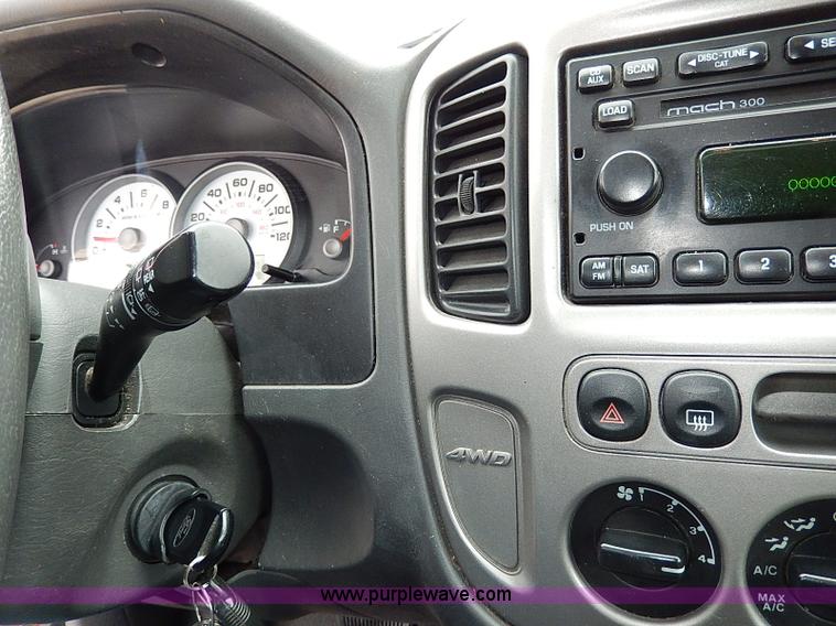 image for item I9451 2005 Ford Escape XLT SUV